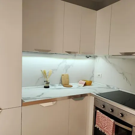 Apartment Cozy Midtown In Tirana