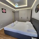 Cozy Midtown In Appartement Tirana