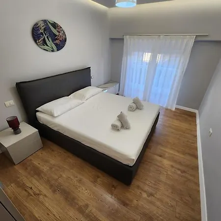 Cozy Midtown In טיראנה