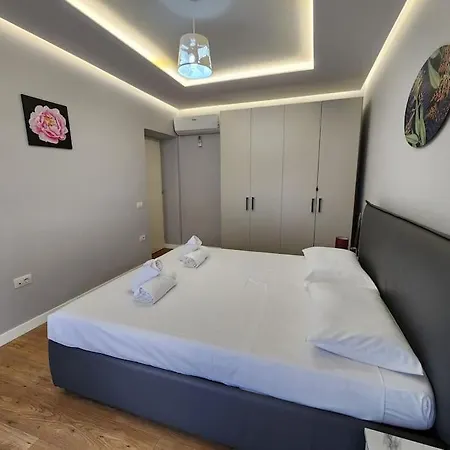 Cozy Midtown In Daire Tiran