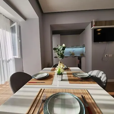 Cozy Midtown In Daire Tiran
